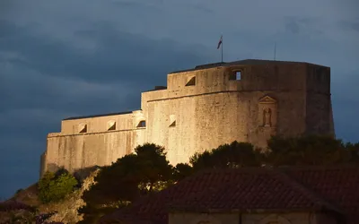 Fort Lovrijenac w Dubrowniku oświetlony nocą