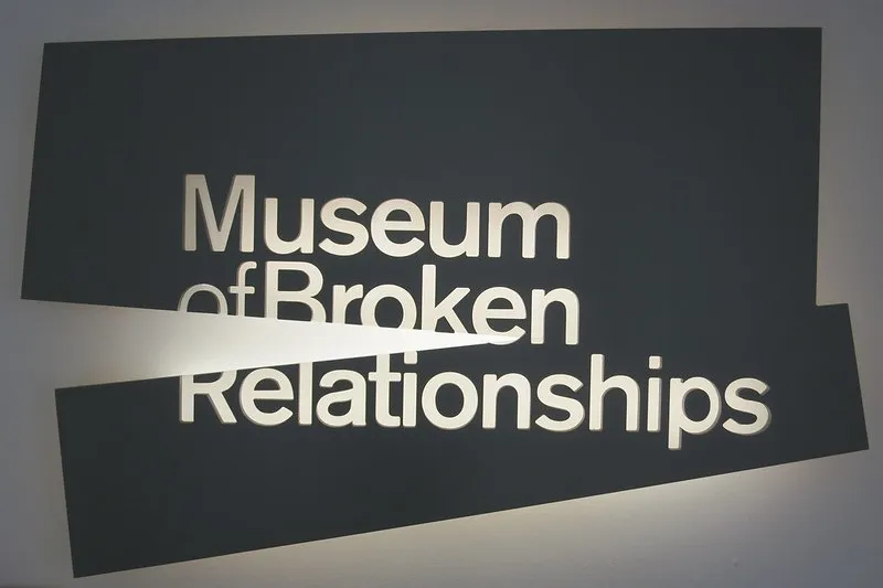 Podświetlony szyld z napisem „Museum of Broken Relationships”