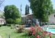 Wielki Meczet Chański z minaretem i ogród z kwitnącymi różami w Pałacu Chanów w Bakczysaraju