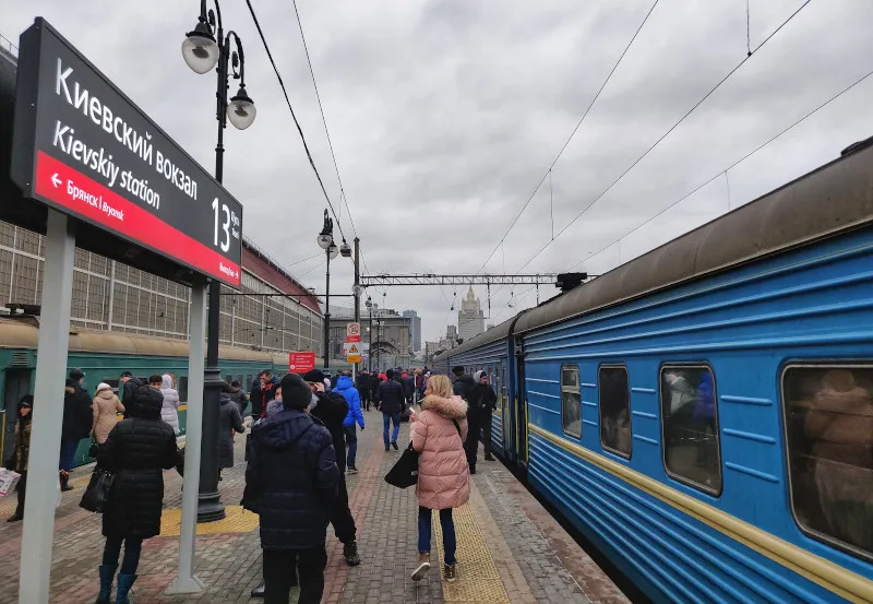 Pociąg dalekobieżny przy peronie dworca kolejowego w Kijowie