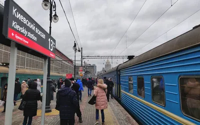 Pociąg dalekobieżny przy peronie dworca kolejowego w Kijowie