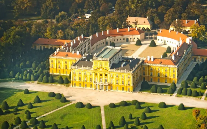 Żółta fasada Pałacu Esterházych w Eisenstadt w Burgenlandzie