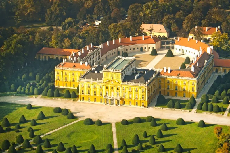Żółta fasada Pałacu Esterházych w Eisenstadt w Burgenlandzie