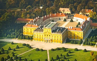Żółta fasada Pałacu Esterházych w Eisenstadt w Burgenlandzie