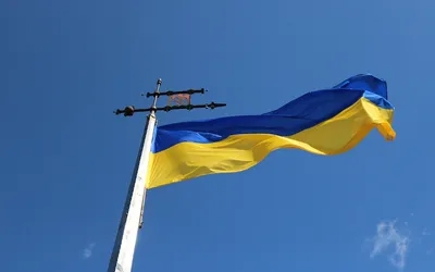 Niebiesko-żółta flaga Ukrainy powiewająca na tle nieba