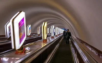 Długie ruchome schody na stacji metra Arsenalna w Kijowie