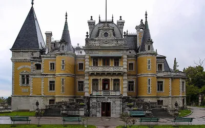 Carski pałac w Massandrze koło Jałty, z żółtą fasadą i spiczastymi wieżami