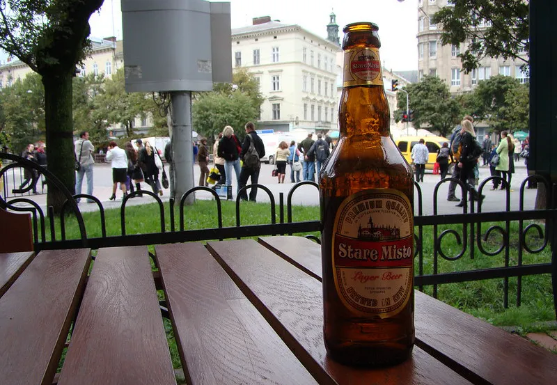 Butelka lwowskiego piwa Stare Misto na stoliku ogródka przy ulicy we Lwowie