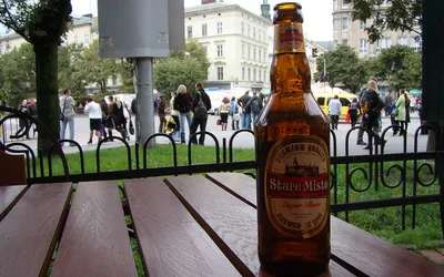 Butelka lwowskiego piwa Stare Misto na stoliku ogródka przy ulicy we Lwowie