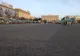 Brukowany Plac Swobody w Charkowie z budkami jarmarcznymi i monumentalnymi gmachami w tle