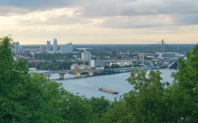 Statek wycieczkowy na Dnieprze w Kijowie