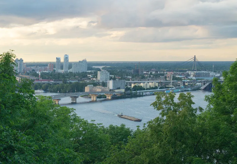 Statek wycieczkowy na Dnieprze w Kijowie