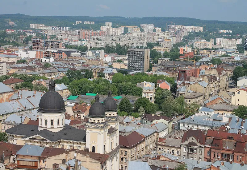 Panorama Starego Miasta we Lwowie z kopułami kościoła Dominikanów