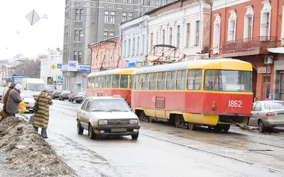 Czerwono-żółty tramwaj Tatra na zimowej ulicy w centrum Charkowa