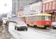 Czerwono-żółty tramwaj Tatra na zimowej ulicy w centrum Charkowa