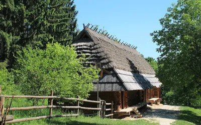 Drewniana chata kryta strzechą w kijowskim skansenie Pirogowo