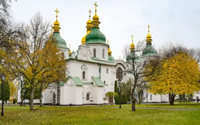 Biała fasada Soboru Mądrości Bożej w Kijowie z zielono-złotymi kopułami