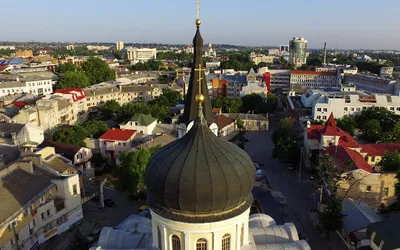 Panorama Symferopola z lotu ptaka, na pierwszym planie ciemna kopuła soboru św. Piotra i Pawła