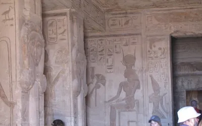 Fasada świątyni Nefertari w Abu Simbel z posągami królowej i Ramzesa II