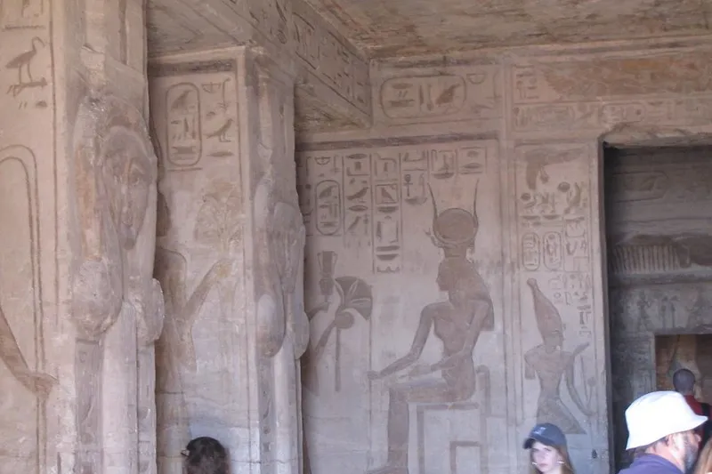 Fasada świątyni Nefertari w Abu Simbel z posągami królowej i Ramzesa II