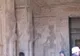 Fasada świątyni Nefertari w Abu Simbel z posągami królowej i Ramzesa II