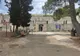 Wejście do Aquarium Pula w austro-węgierskim forcie Verudela, z kamienną fasadą i plakatami akwarium
