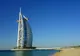 Hotel Burdż al-Arab w kształcie żagla na tle błękitnego nieba
