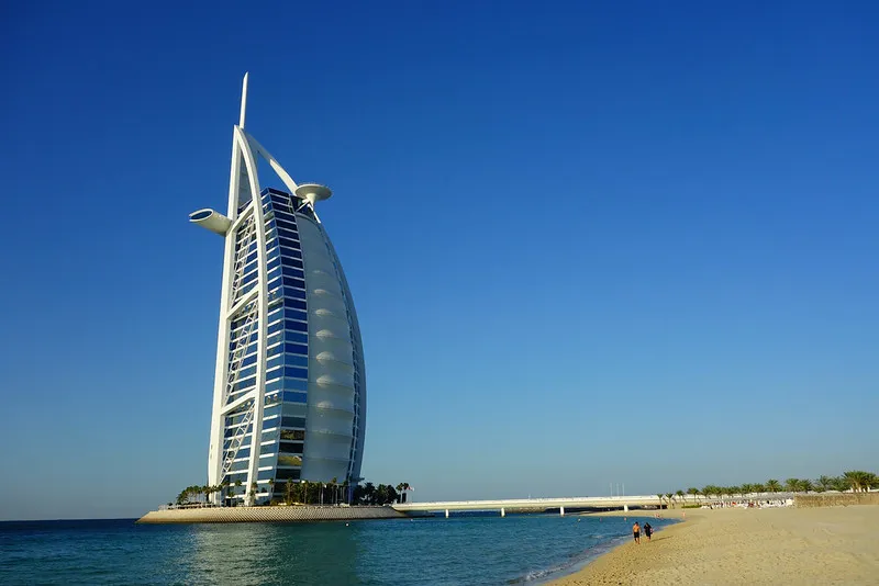 Hotel Burdż al-Arab w kształcie żagla na tle błękitnego nieba