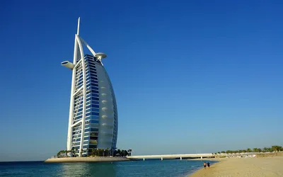 Hotel Burdż al-Arab w kształcie żagla na tle błękitnego nieba