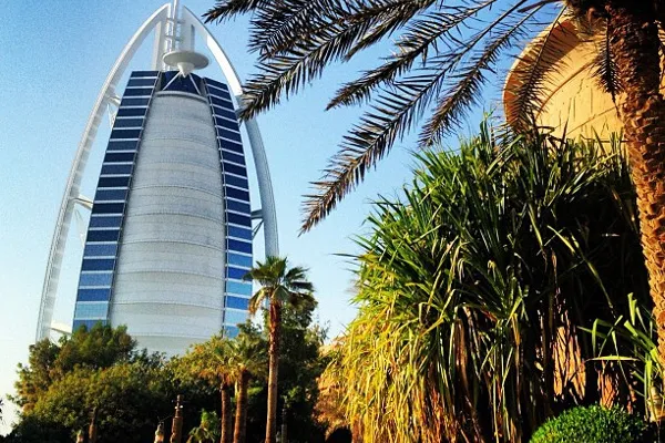 Burdż al-Arab widziany od strony parku wodnego Wild Wadi