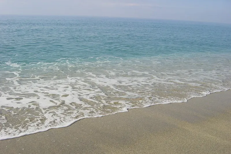 W pobliżu stoczni znajduje się kameralna plaża