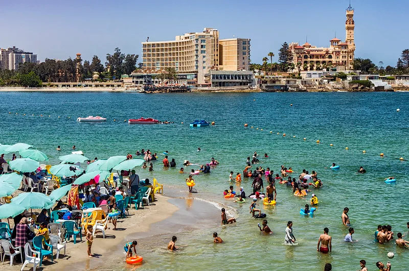Plaża w Aleksandrii z hotelem i wieżą pałacu Montaza w tle