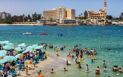 Plaża w Aleksandrii z hotelem i wieżą pałacu Montaza w tle