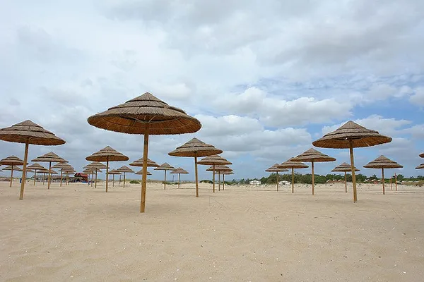 Parasolki na plaży w Algarve