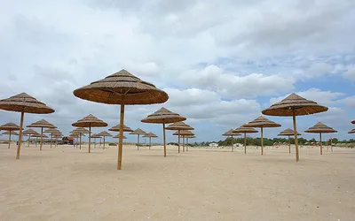 Parasolki na plaży w Algarve