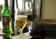 Butelka egipskiego piwa Sakara Gold i pełny kieliszek na stoliku w hotelu w Kairze