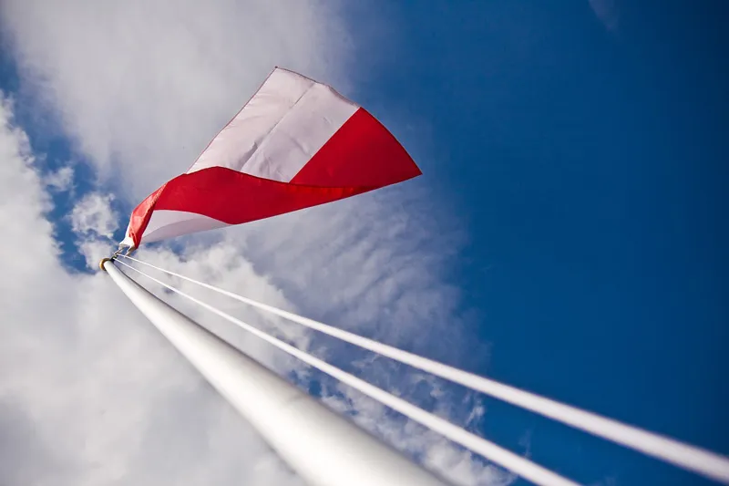 Biało-czerwona flaga Polski na maszcie
