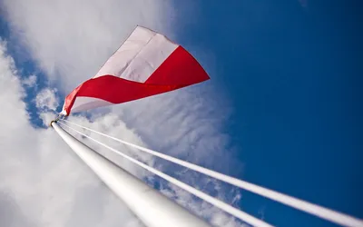Biało-czerwona flaga Polski na maszcie