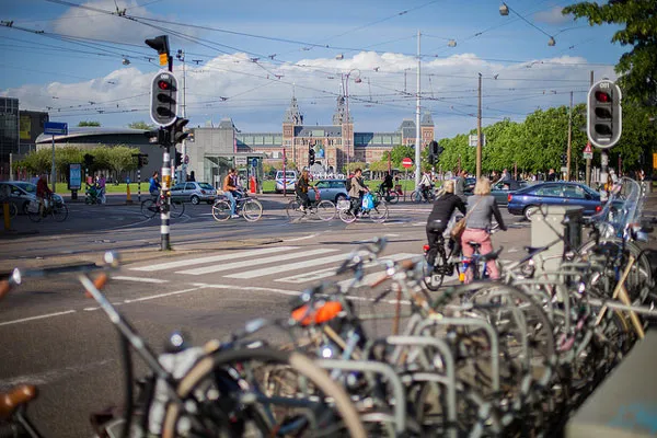 Popularnym środkiem transportu są w Amsterdamie rowery
