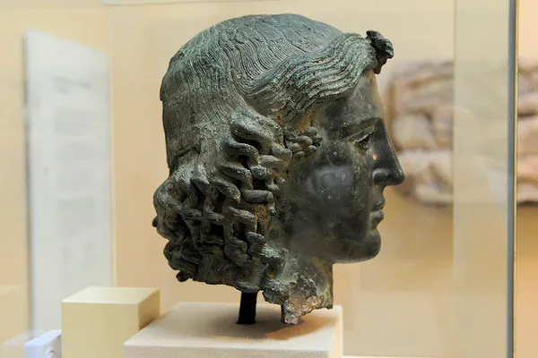 Brązowa głowa Apollina, tzw. Chatsworth Head, znaleziona w Tamassos w 1836 roku