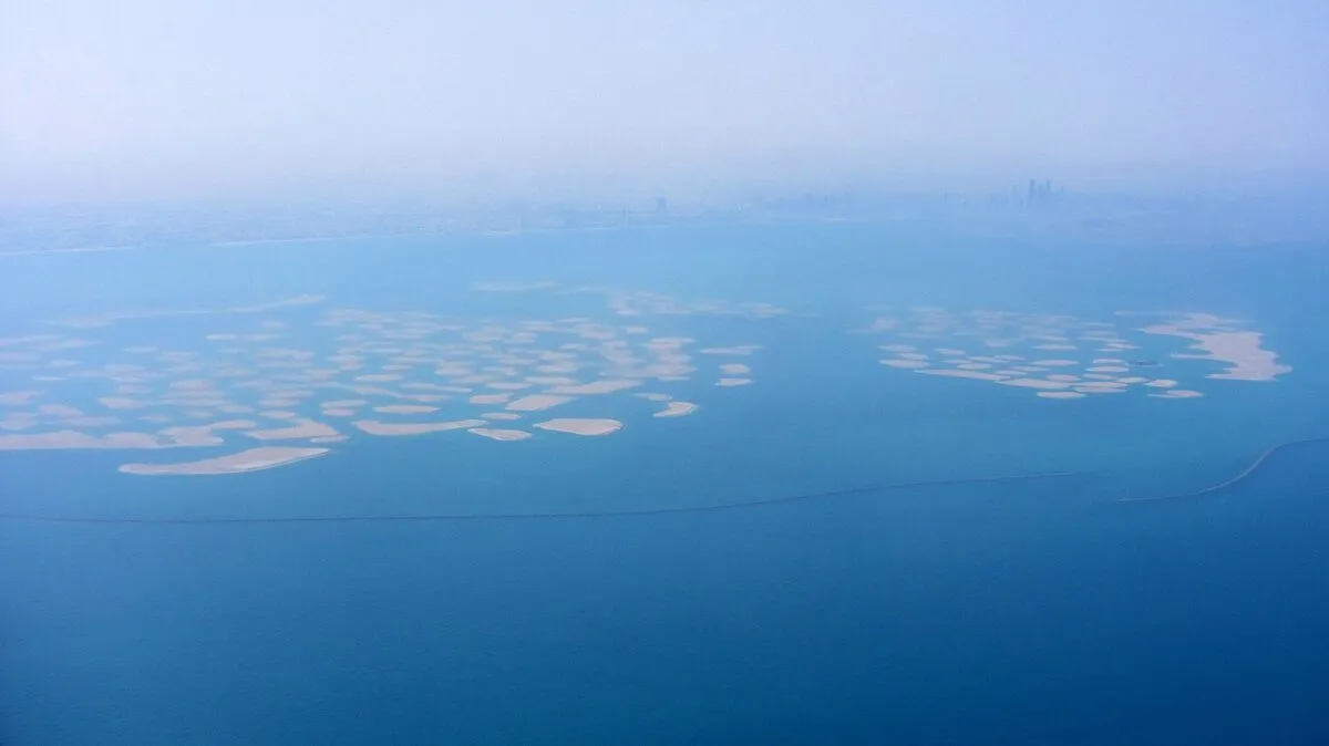 Niezabudowane piaszczyste wysepki archipelagu The World u wybrzeży Dubaju widziane z samolotu