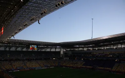 Trybuny i dach Areny Lwów z banerami UEFA Euro 2012