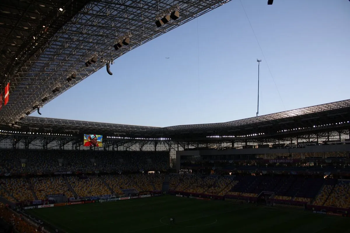 Trybuny i dach Areny Lwów z banerami UEFA Euro 2012