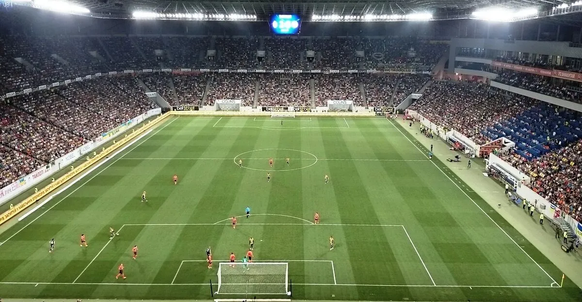 Mecz piłkarski na murawie Areny Lwów przy pełnych trybunach