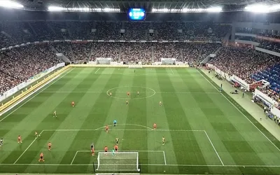Mecz piłkarski na murawie Areny Lwów przy pełnych trybunach