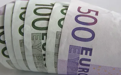 Banknoty euro z nazwą waluty zapisaną alfabetem łacińskim i greckim