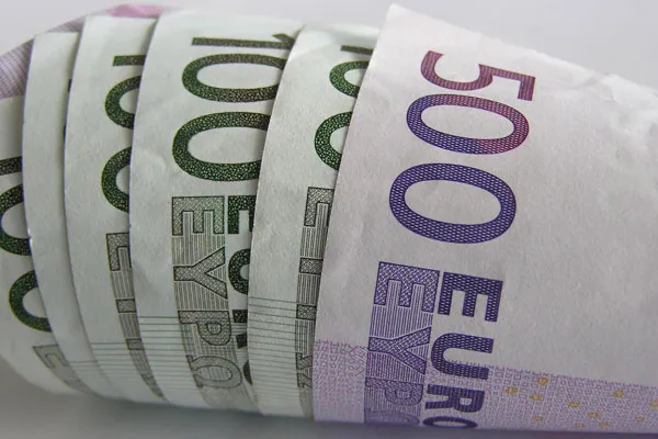 Banknoty euro z nazwą waluty zapisaną alfabetem łacińskim i greckim