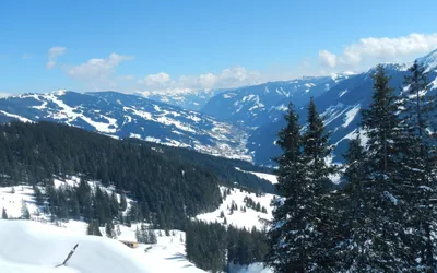 Ośnieżone szczyty austriackich Alp zimą