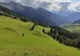 Zielone zbocza austriackich Alp latem