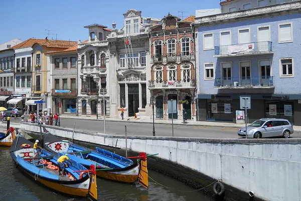 Kolorowe łodzie moliceiro na kanale w Aveiro na tle secesyjnych kamienic